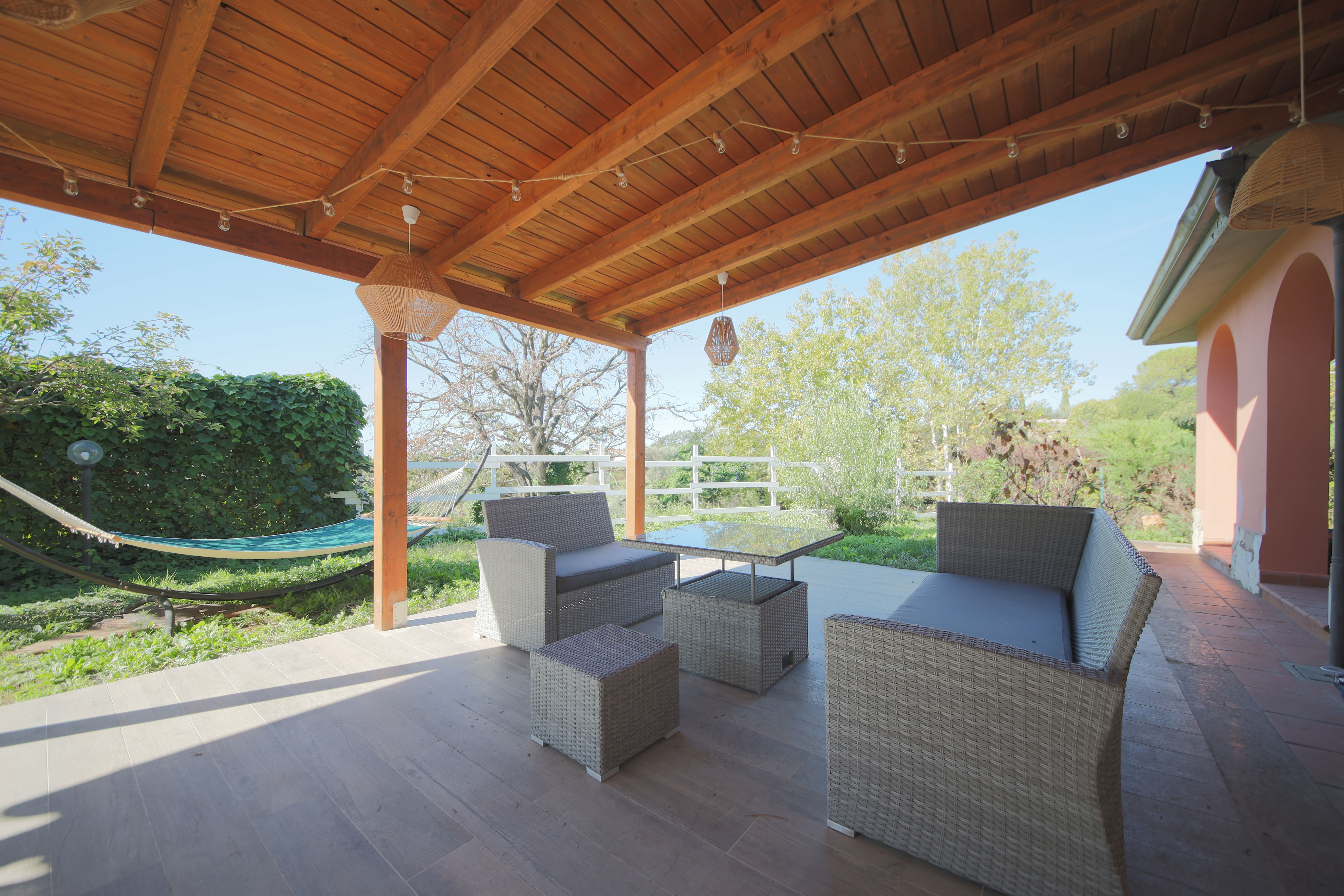 Giardino e patio panoramico della villa Margherite e Marzapane a Fonte Nuova